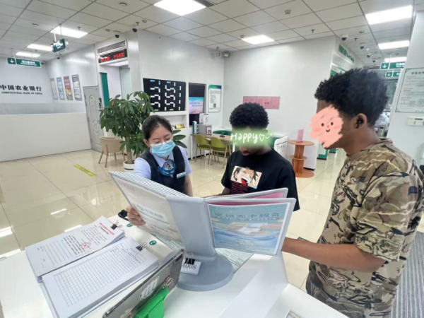 专业股票配资网 农行济南历下汉峪金谷支行：“双语”服务暖人心，金融窗口显温度